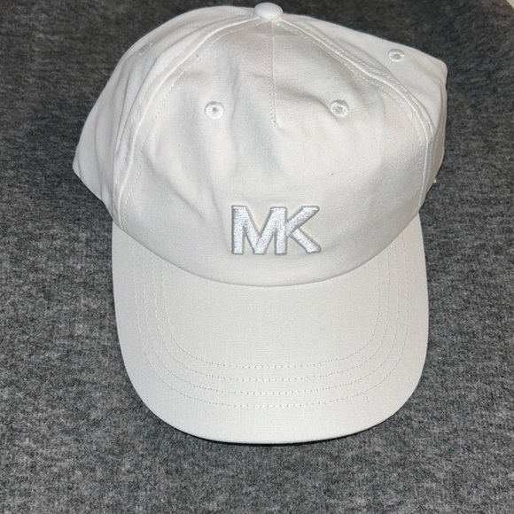 Micheal kors hat. - Picture 1 of 5